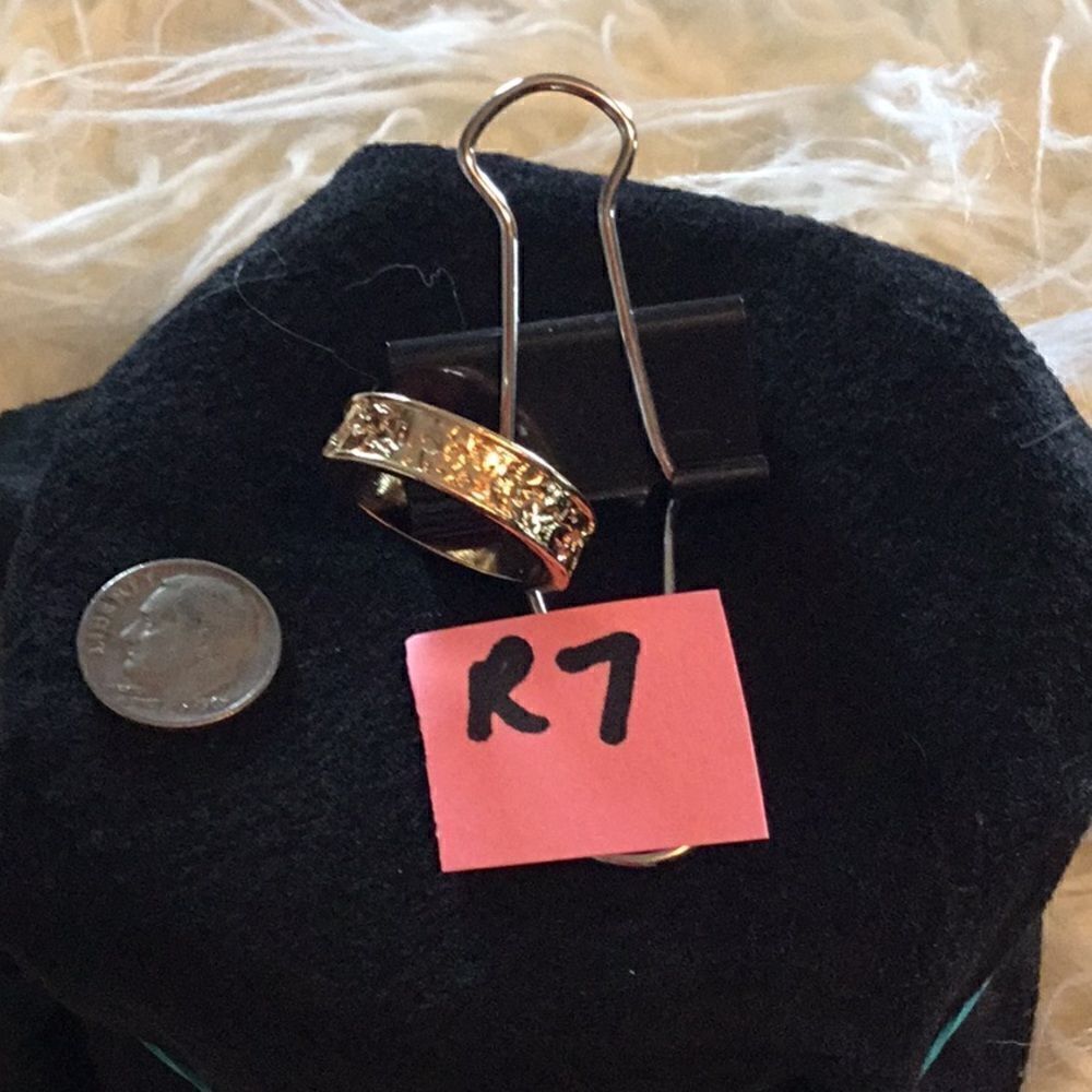 NWOT goldtone unisex band etched front smooth back size 10